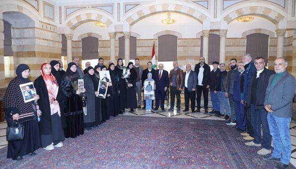 بحث مع وفد من أساتذة التعليم الرسمي في تحسين الرواتب
سلام تسلّم مذكرة من وفد لجنة أهالي الأسرى في السجون الإسرائيليّة
الحاج حسن: القضيّة سياديّة وإنسانيّة... ورئيس الحكومة أبدى تفهّمه