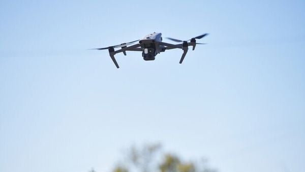 محلقة اسرائيلية القت قنبلتين صوتيتين على جرافة في بلدة ياطر قضاء بنت جبيل دون وقوع اصابات