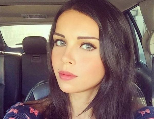 زوجة فنان سوري تثير الجمهور بجمالها