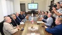 البستاني يبحث مع المالية إلغاء الرسوم على الغذاء والمحروقات