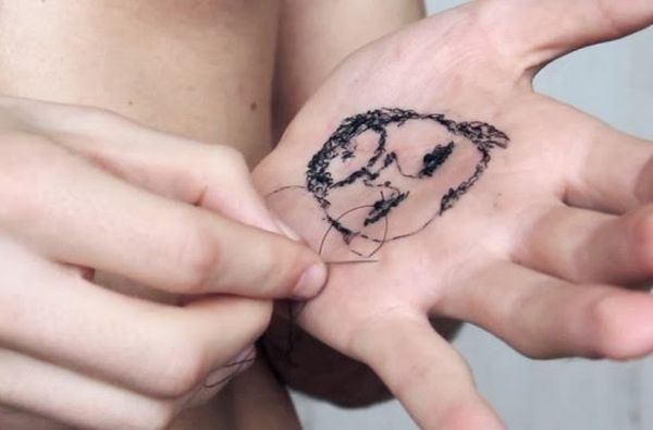 بالفيديو.. فنان يرسم بالخيط والإبرة صوراً على كفه