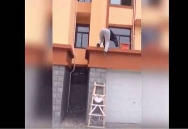 فيديو : اغبى من هيك ما في !