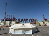 وصول باخرة تحمل مساعدات انسانیة أرسلتھا دولة قطر لدعم الشعب الفلسطیني في غزة