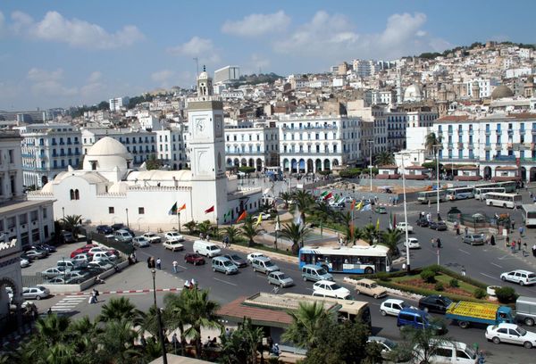 بعد ثلاثة أشهر من تعيينه.. اقالة رئيس الوزراء الجزائري