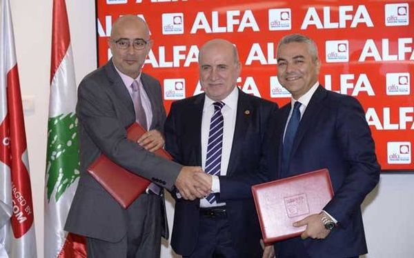 شركة ألفا توقع عقد رعاية
«بطولة ألفا لكرة القدم للصالات»