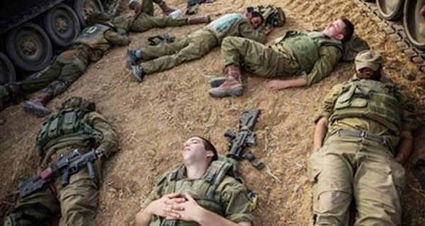 من تحت وساداتهم.. الاستيلاء على أسلحة جنود إسرائيليين في الجولان