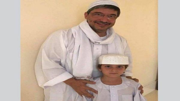 في الخرطوم.. السفير الإيطالي سائق “توك توك” وزوجته “بائعة شاي”