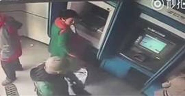 بالصور: لن تصدق ماذا فعل لص بسيدة قبل سرقتها؟!