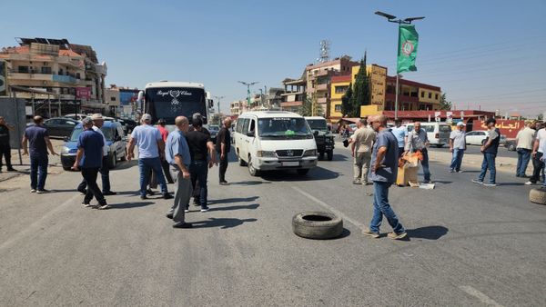 العسكريون المتقاعدون يعتصمون عند مدخل بعلبك ويقطعون الطريق الدولي لبعض الوقت مطالبين بتحقيق مطالبهم قبل التصعيد