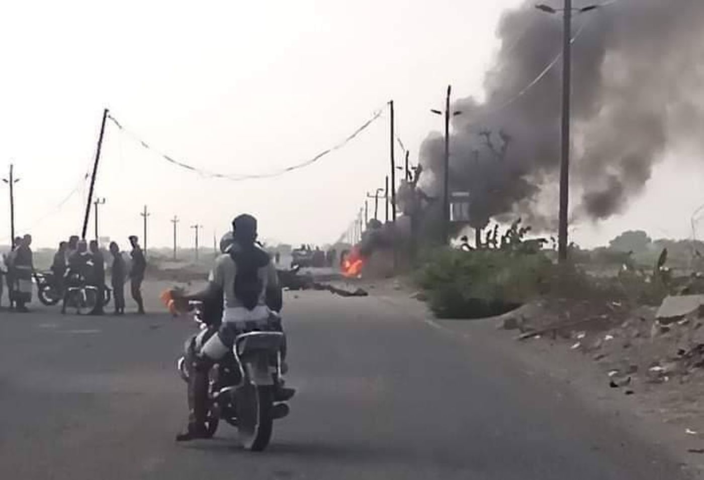مقتل عميد يمني وعدد من مرافقيه إثر استهدافهم بسيارة مفخخة