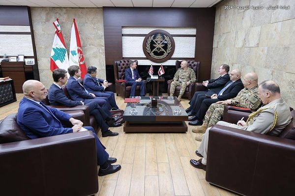 كاميرون زار بري وميقاتي وقائد الجيش:
لإرساء التهدئة في الجنوب... وتطبيق الـ1701
