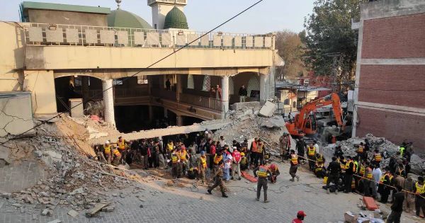 16 قتيلاً وأكثر من 50 مصاباً بتفجير انتحاري قرب مسجد في باكستان