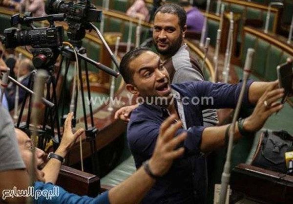 بالفيديو..مراسلون وصحافيون يلتقطون السيلفي داخل مجلس النواب