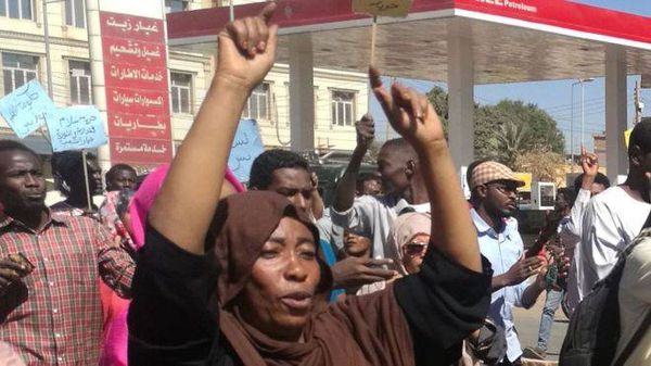 "لسنا عاملات نظافة".. لماذا غضبت المتظاهرات السودانيات من الرجال؟