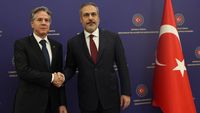 بلينكن في تركيا لتهدئة غضب أنقرة