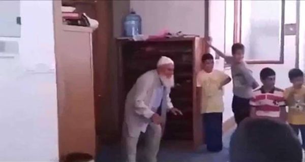 بالفيديو- إمام جامع يلعب كرة القدم
