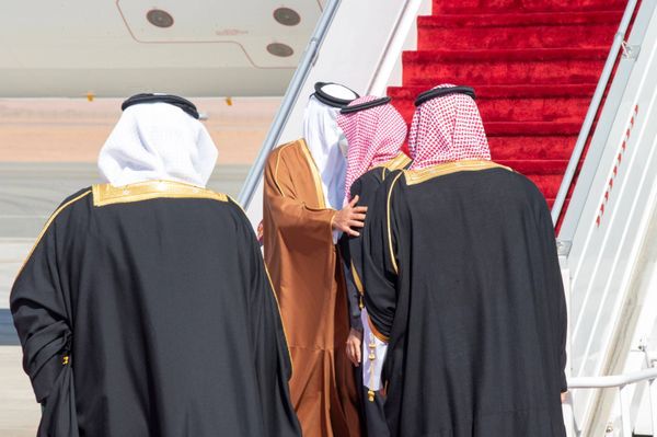 رغم كورونا.. ولي العهد السعودي يستقبل أمير قطر معانقا