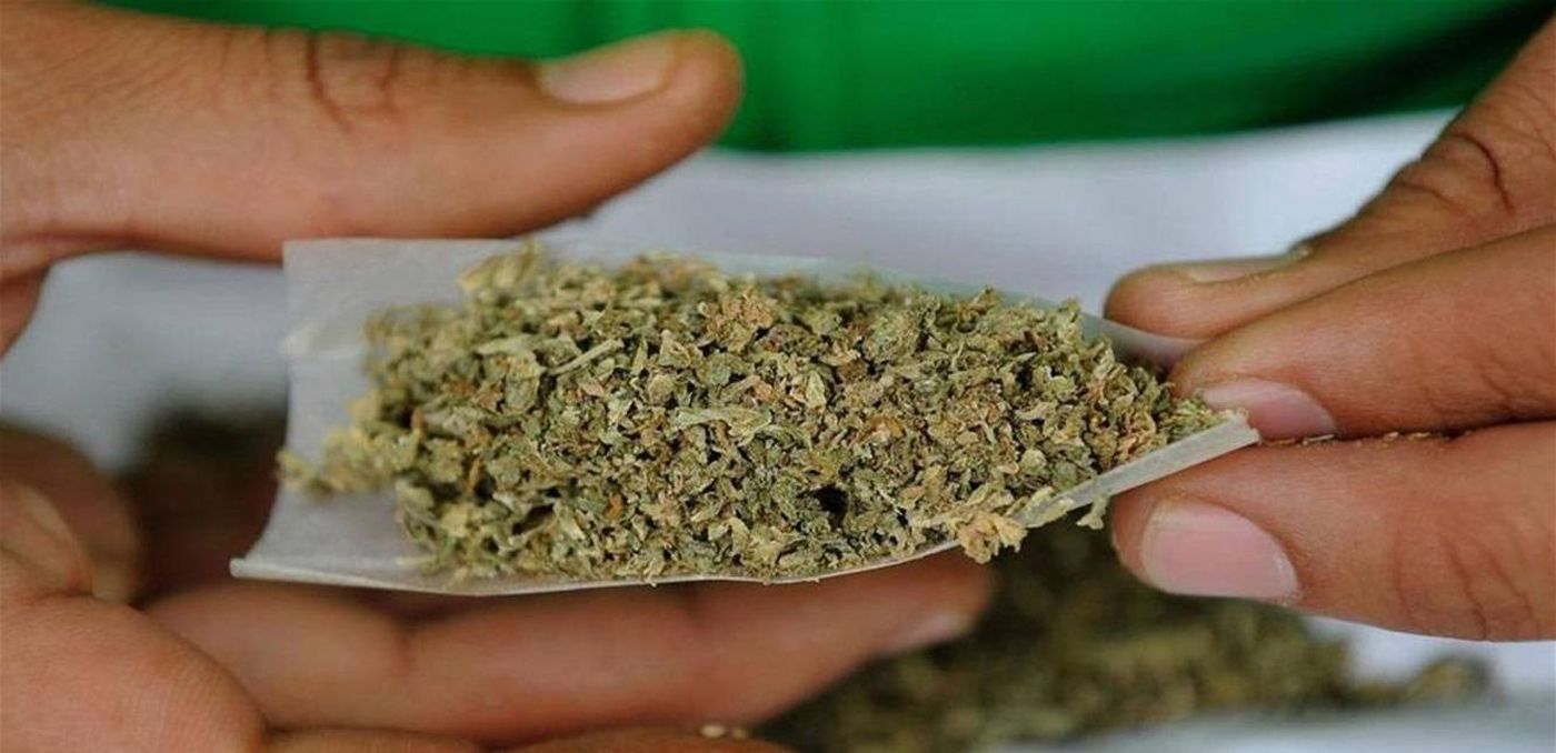 مغني تناول الحشيشة على المسرح بشكل علني..