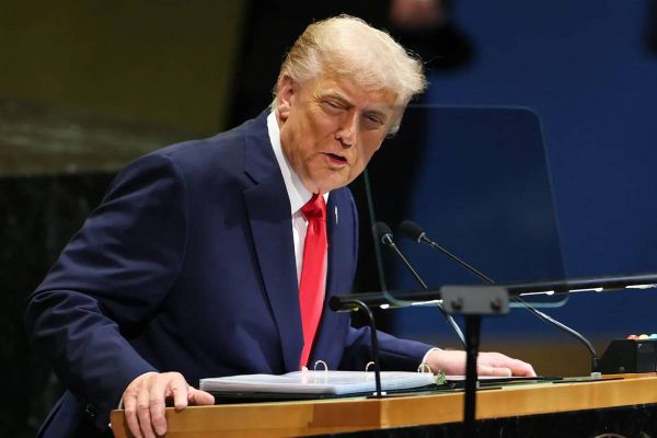 إدارة ترامب تتحرك لخفض فوائد بطاقات الائتمان إلى 10%