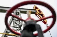 النفط تراجع بفعل فائض المعروض