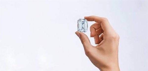 أكبر ماسة روسية تباع في مزاد بجنيف... بكم بيعت؟