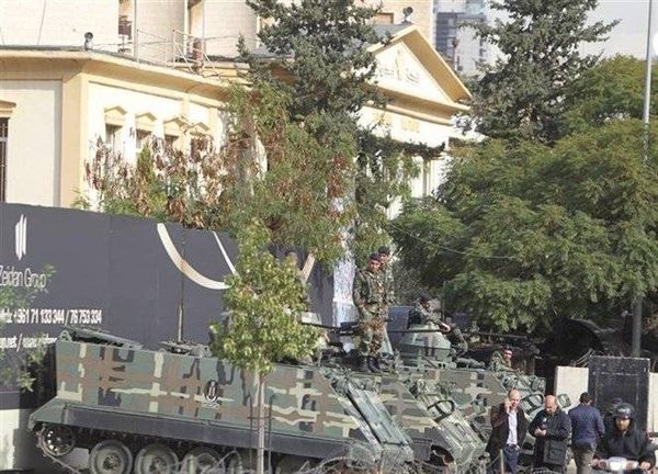 عسكريان «يهندسان» عملية «ضبط» سيارة على طريق الضبية فجراً