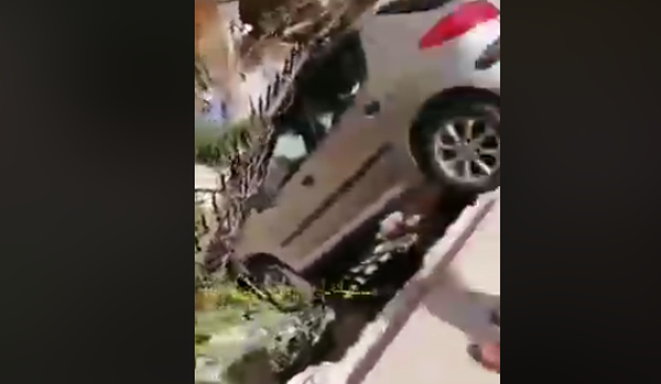 بالفيديو۔۔۔ فتاة تقفز إلى داخل حديقة منزل بسيارتها في حلب