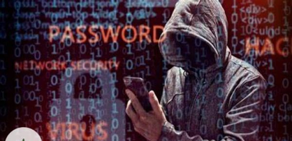 حيلة جهنمية.. فتح هاتف صديقته السابقة وسرق أموالها