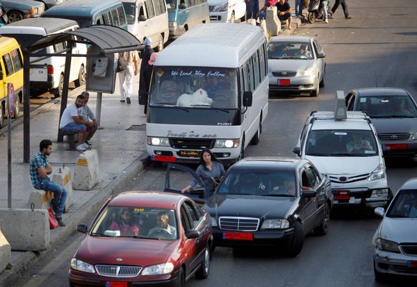 تكاليف التنقل تعزل اللبنانيين عن بعضهم البعض وتسرق أحلامهم
مُواطنون يروون الواقع المرير لـ «الديار»... الآثار مُدمّرة