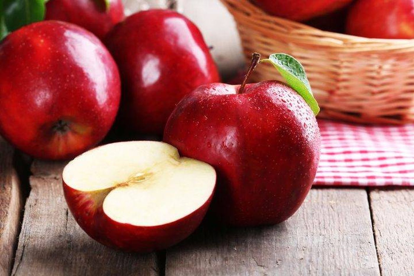 ما هي كمية السكر في تفاحة كبيرة؟