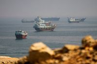 تهديدات طهران تُبطئ حركة السفن في مضيق هرمز
