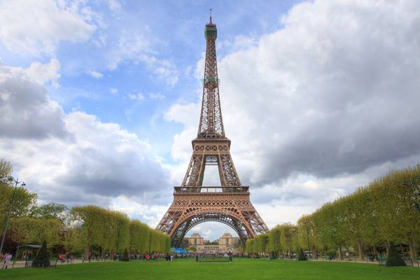 اعتقال مسلح بسكين قرب برج إيفل