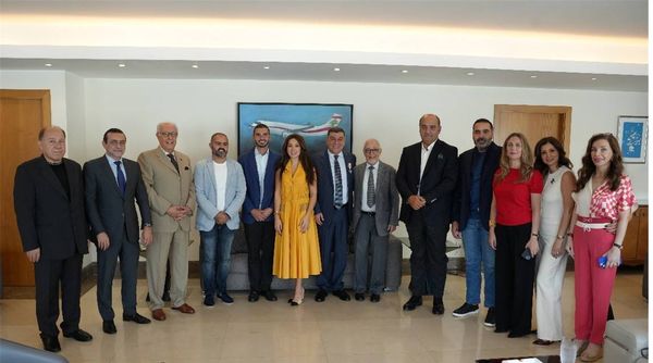 تقليد الحوت وسام الاستحقاق برتبة<br />
<br />
ضابط من "فرسان مالطا"