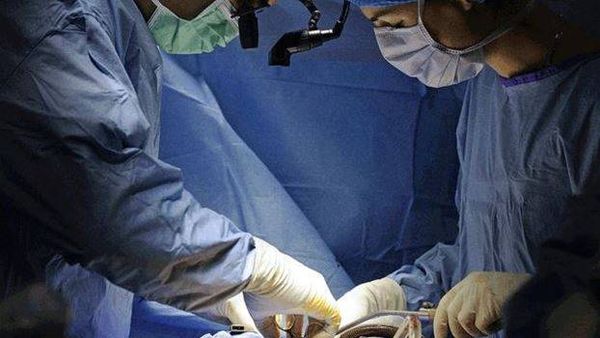 سجّل حديث الأطباء أثناء العمليّة... فقاضاهم بنصف مليون دولار