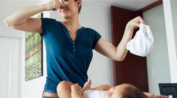 ما أسباب رائحة البول الكريهة لدى الرضيع؟