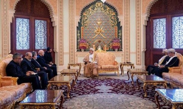 سلطان عُمان يستقبل قاليباف وعراقجي ويؤكد دعمه للمفاوضات مع واشنطن