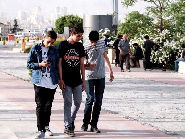 75 يورو بسبب رسالة... إيطاليا تتجه لتغريم "مشاة الهواتف"
