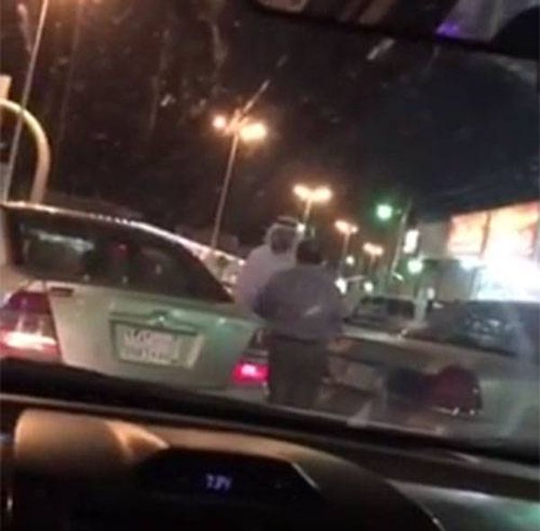 بالفيديو عراك بين مصري وسعودي