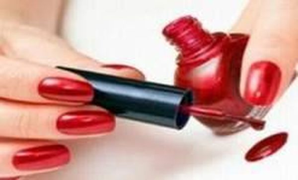 هذه مكونات طلاء الأظافر التي ترفع الوزن؟