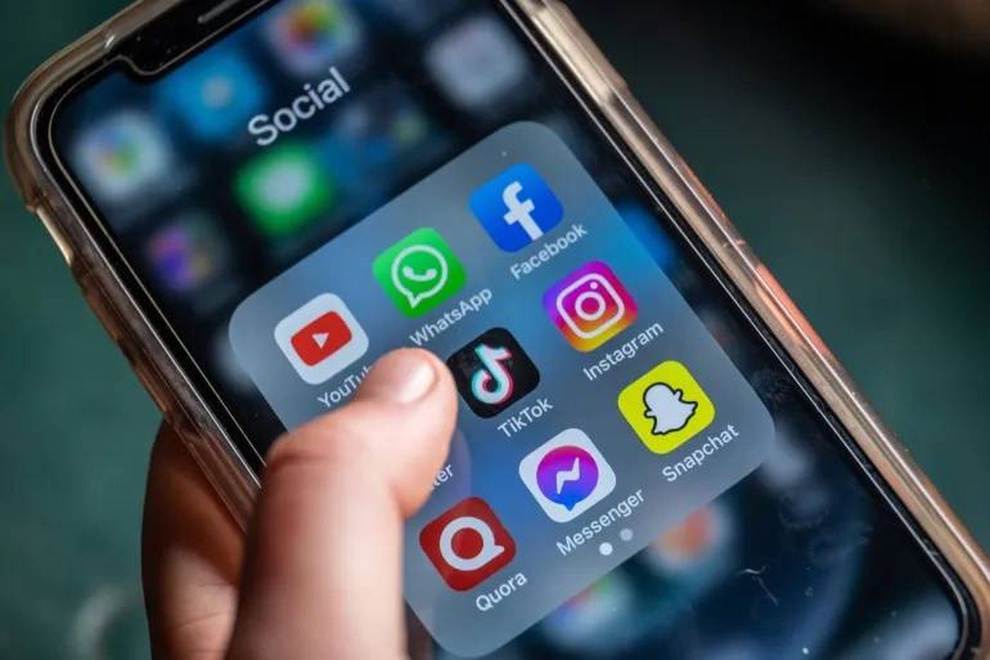 إسبانيا واليونان تقترحان حظر استخدام القصّر لمنصات التواصل الاجتماعي