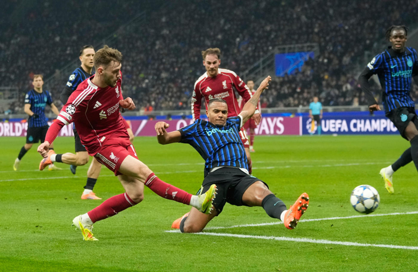 ليفربول يستعيد توازنه وبرشلونة يقتنص فوزاً صعباً