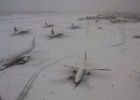 ثلوج بريطانيا تشل الحركة في المطار