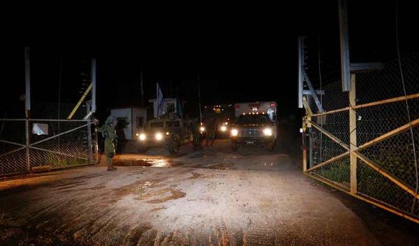 وأخيراً صدر البيان الوزاري وتحفظ وزراء الكتائب وريفي ...
جهود سليمان أثمرت بإنجاز الصيغة بالتنسيق مع بري وسلام وبقية الاطراف ...
انفجار عبوة بآلية اسرائيلية والعدو ردّ بـ 9 قذائف على كفركلا ...
تناقضات بين خطابات 14 آذار في الموقف من البيان الوزاري وقبولهم به