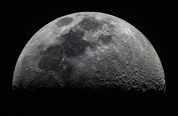 رصد ظاهرة نادرة على سطح القمر