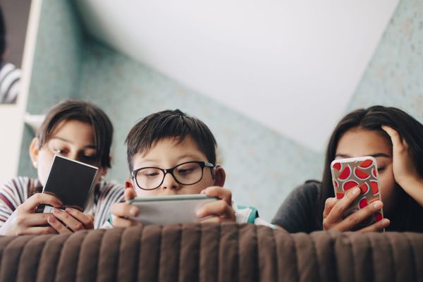 إنعكاس استخدام الشاشات للأطفال على الصحّة الجسديّة والنفسيّة والإجتماعيّة