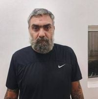 قوى الأمن عممت صورة موقوف بجرم استيلاء على متجر في بئر حسن والاشتباه بفرض "خوّة"