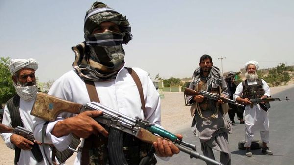 سقوط قتلى وجرحى جراء إطلاق مسلحين من "طالبان" النار على متظاهرين