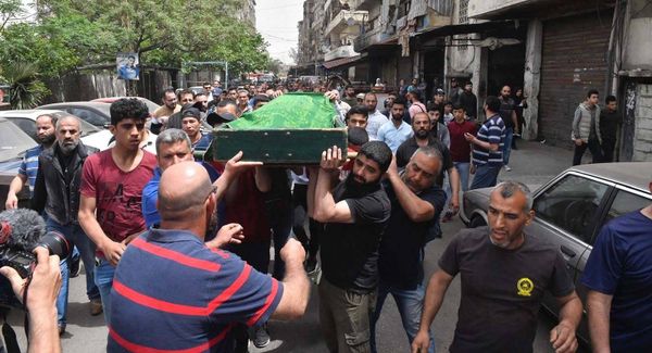 فاجعة زورق الموت في طرابلس.. غضب عارم طال النواب والسياسيين والمرشحين وتمزيق صورهم
منع المهرجانات والإفطارات... ودعوات الى تحقيق قضائي سريع وشفاف