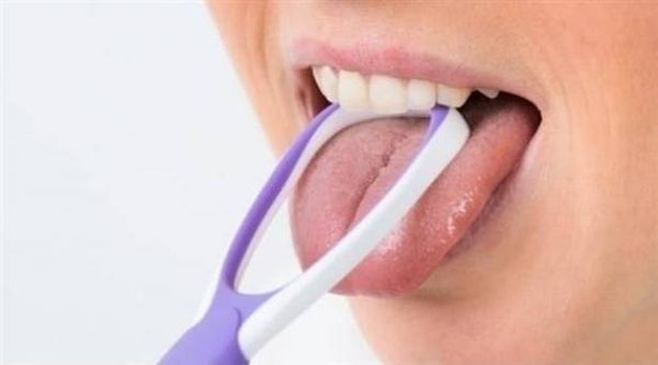 كاشط اللسان .. سلاحك لمحاربة رائحة الفم الكريهة