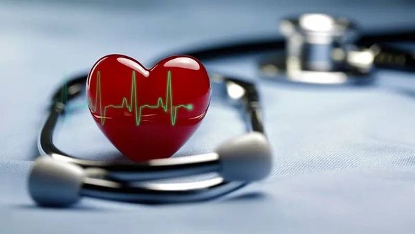 سماع دقات القلب في الأذن: متى يكون طبيعيًّا ومتى يستدعي القلق؟